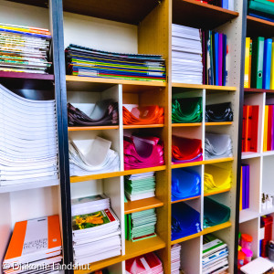 Schulbedarf volles Regal 